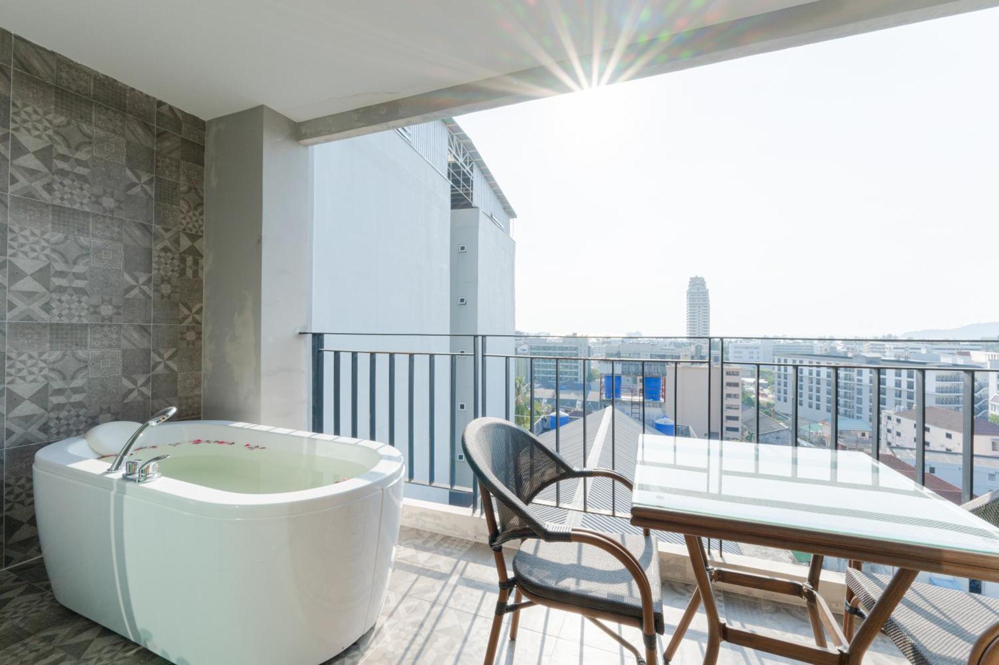 Отель Sky Wave Patong Экстерьер фото